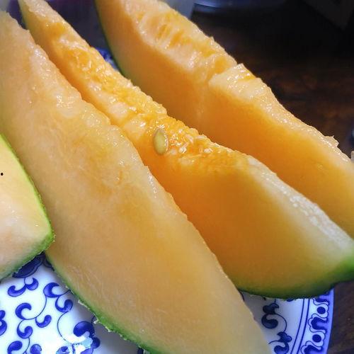 老婆吃蜜瓜,见证幸福生活瞬间