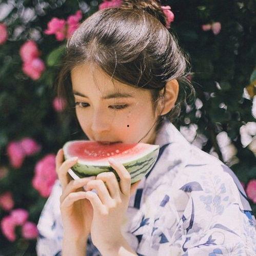 头像女头吃瓜,揭秘网络红人吃瓜背后的故事