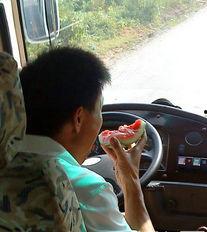 公交车司机吃瓜,安全与娱乐的边界在哪里？