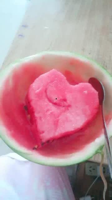 太热了吃瓜图片,清凉一“瓜”解暑趣