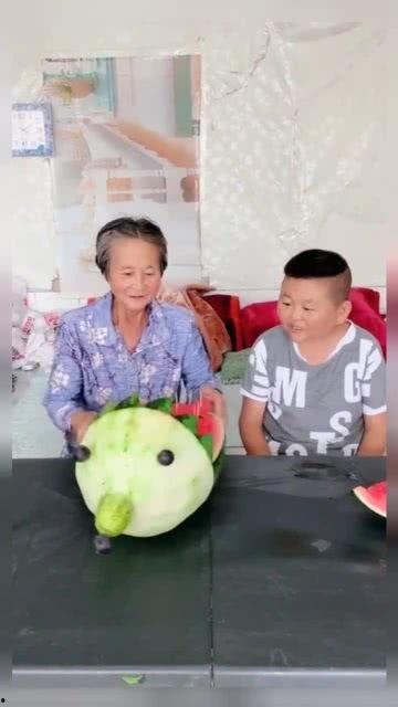 吃瓜成都妈妈和儿子,一场吃瓜引发的温馨故事
