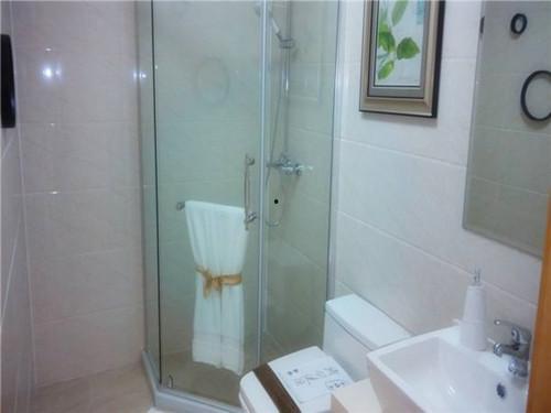 厕所单面玻璃吃瓜,窥探隐私与公共空间的微妙平衡